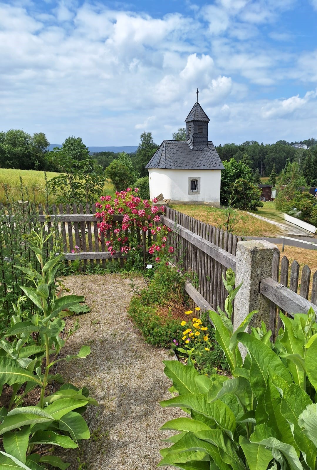 Bauerngarten Reichenbach mit Kapelle